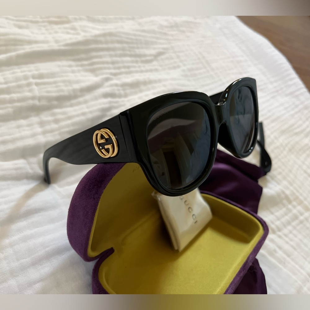Gucci GG0142SA Black Sunglasses Gold GG Logo Authentic Made in Italy